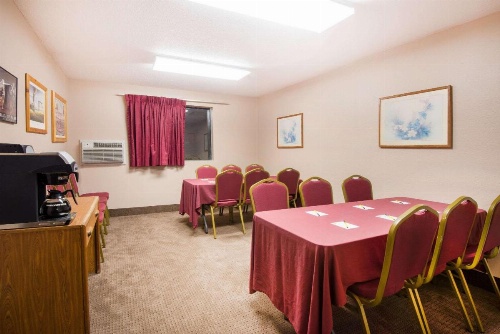 Super 8 by Wyndham Abilene KS image 21